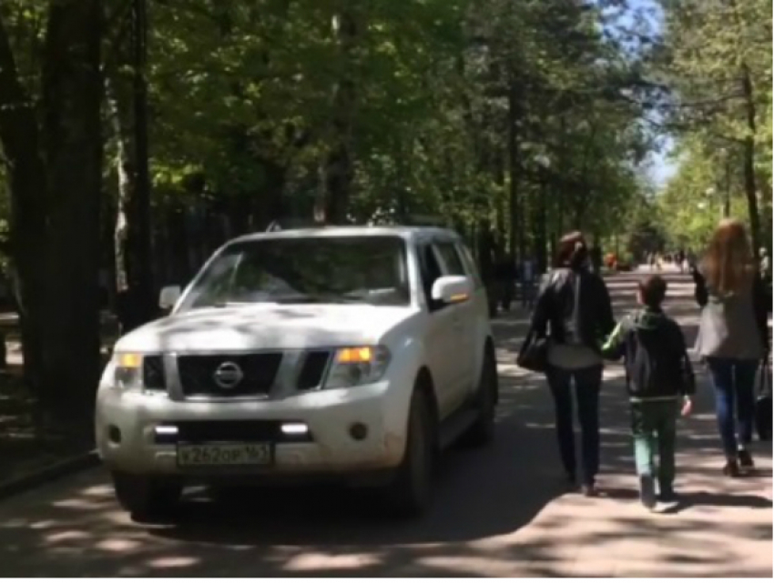 Автохам на иномарке испугал молодых мам на пешеходной аллее в Ростове и попал на видео