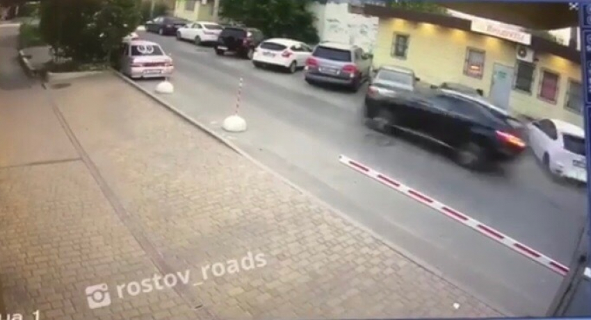 Появилось видео как черный «Лексус» в Ростове повредил несколько припаркованных машин