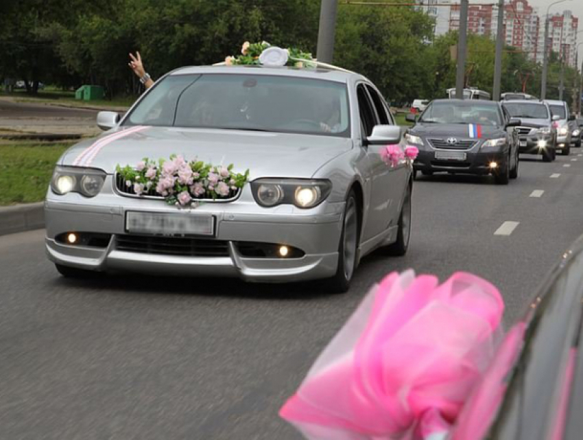Охамевший от счастья свадебный кортеж устроил стрельбу из автоматов в Ростове 