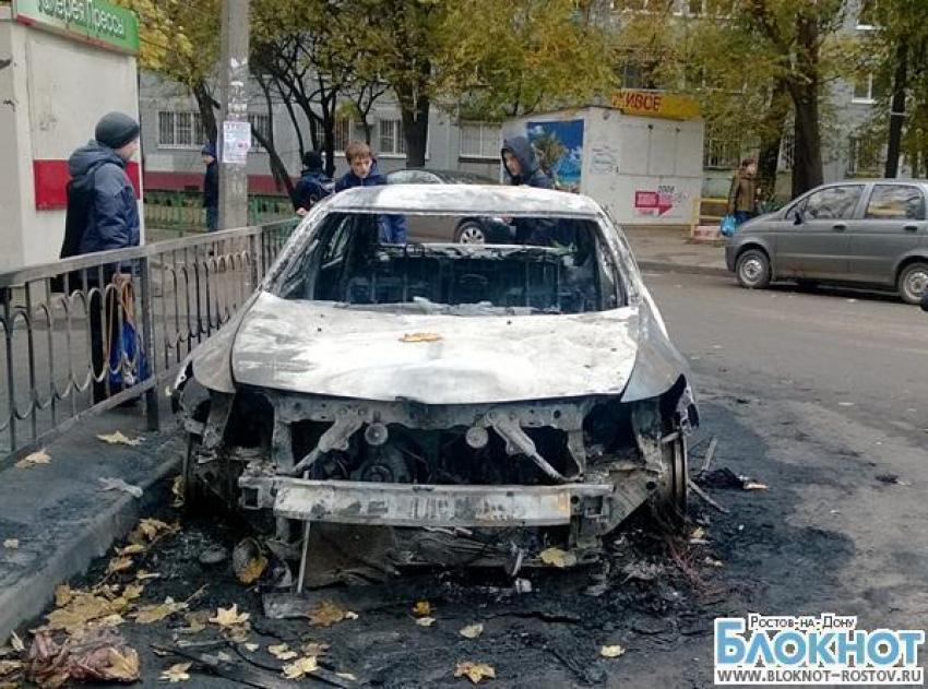 В трех районах Ростова-на-Дону за ночь подожгли 15 автомобилей