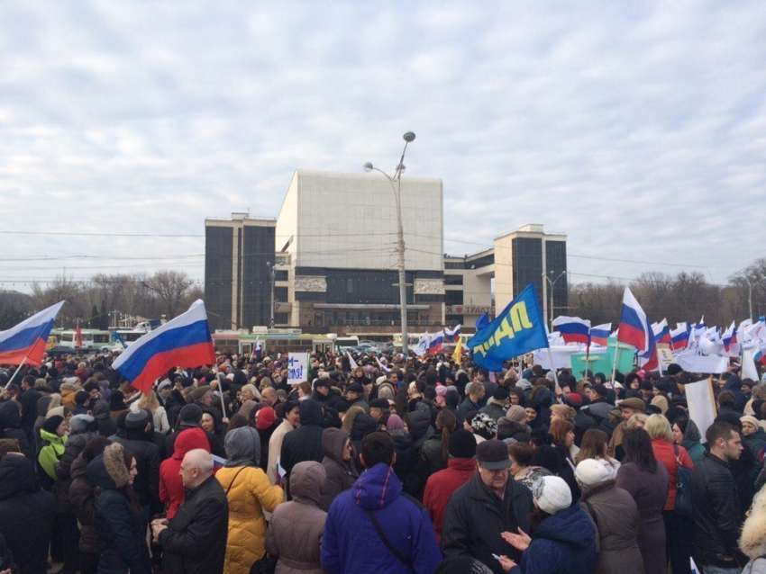  Митинг в честь годовщины  присоединения Крыма к России  проходит в Ростове 