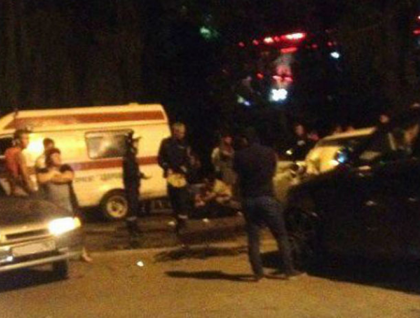 Пять женщин и водитель-лихач пострадали в массовом ДТП на перекрестке в Ростове