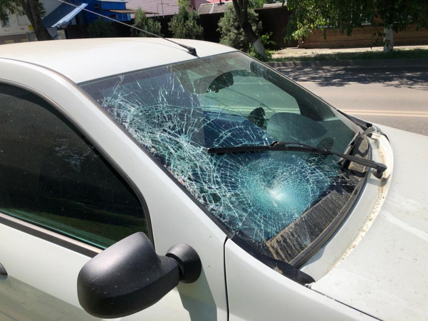 В Азове женщина за рулем Renault Logan сбила ребенка