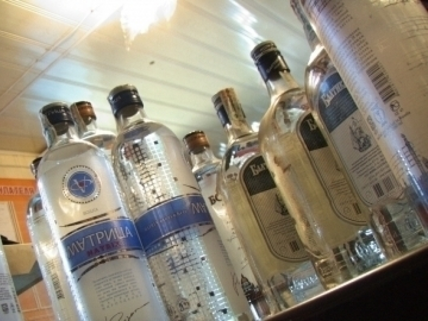 Полицейский из Азова ответит за 140 бутылок алкоголя, изъятого во время следствия 