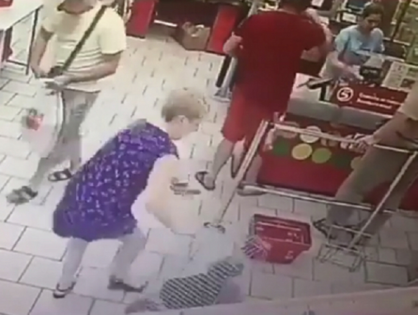 Двухлетняя малышка ударилась головой о пол, выпав из тележки супермаркета в Ростове