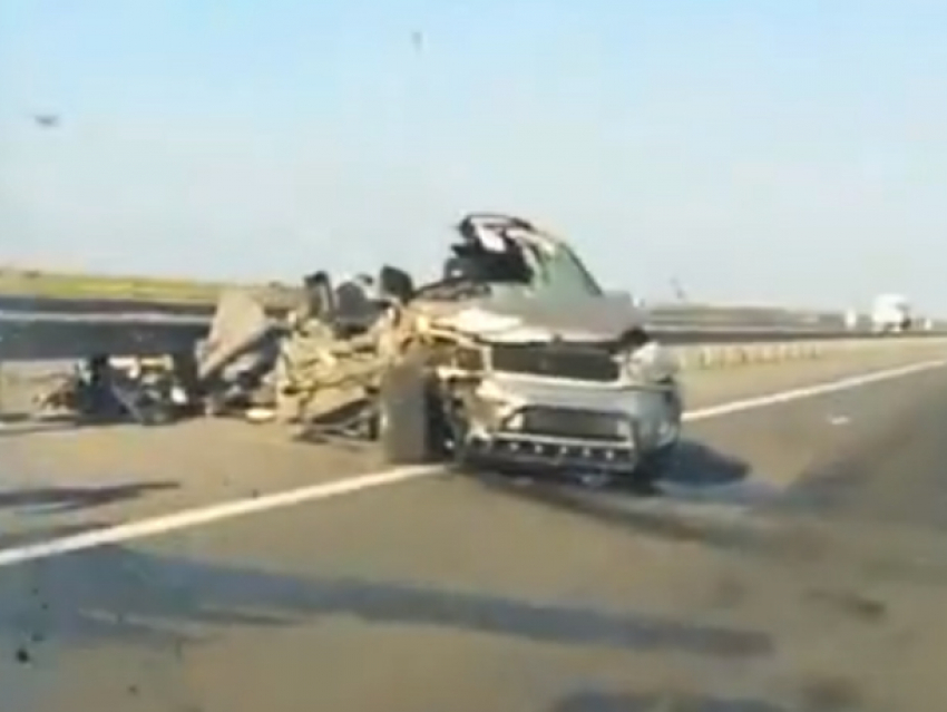 Чудо спасло водителя иномарки после страшной аварии с грузовиком под Ростовом