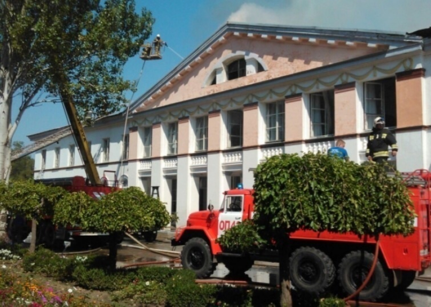 Площадь пожара в Донецком доме культуры увеличилась до тысячи квадратных метров