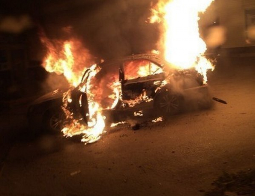 В Ростове на Таганрогской взорвался автомобиль «Хендай». Видео