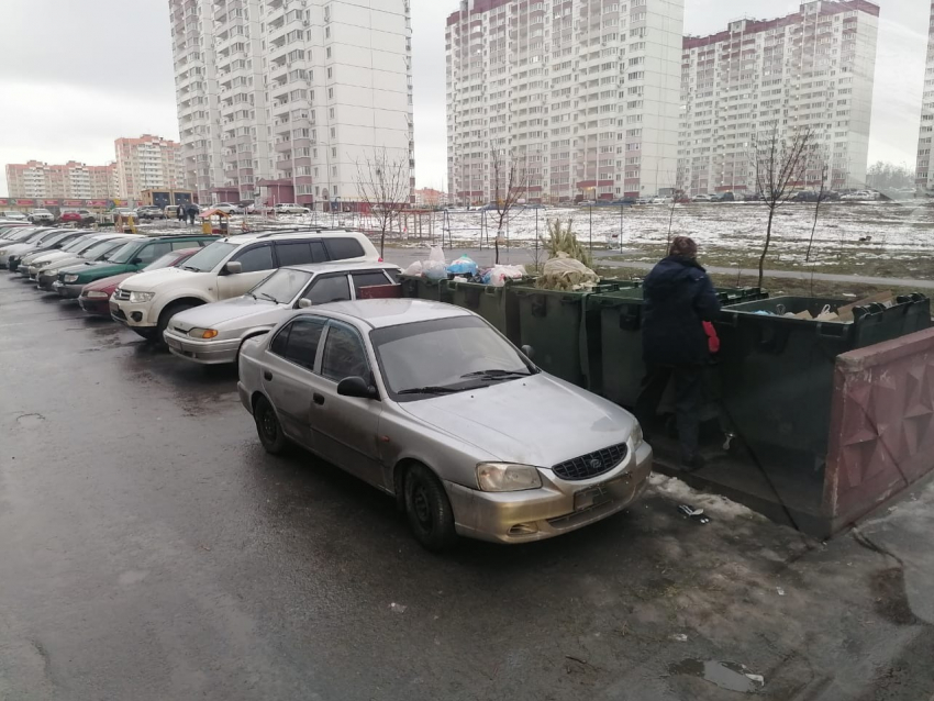 Стоп, «автохам»: регоператор ГК «Чистый город» просит ростовчан не блокировать подъезд к мусорным контейнерам 