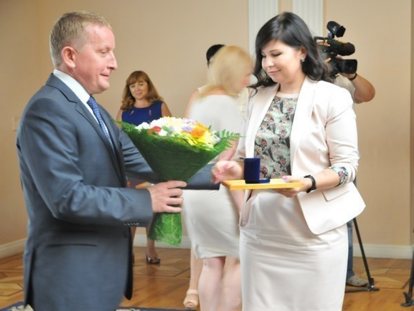В Ростовской области за доблестный труд наградили лучших работников торговли 