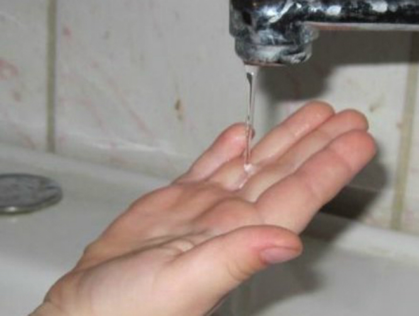 Жительницу Ростовской области заставили платить за воду, протекающую «мимо дома»