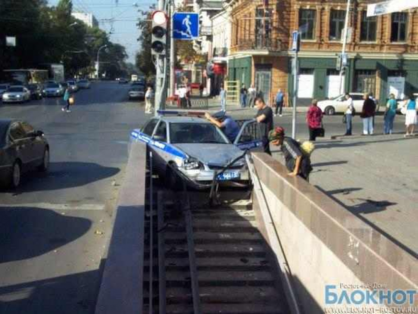  Очевидцы сняли аварию с полицейским авто, въехавшим в  подземный переход в центре Ростова
