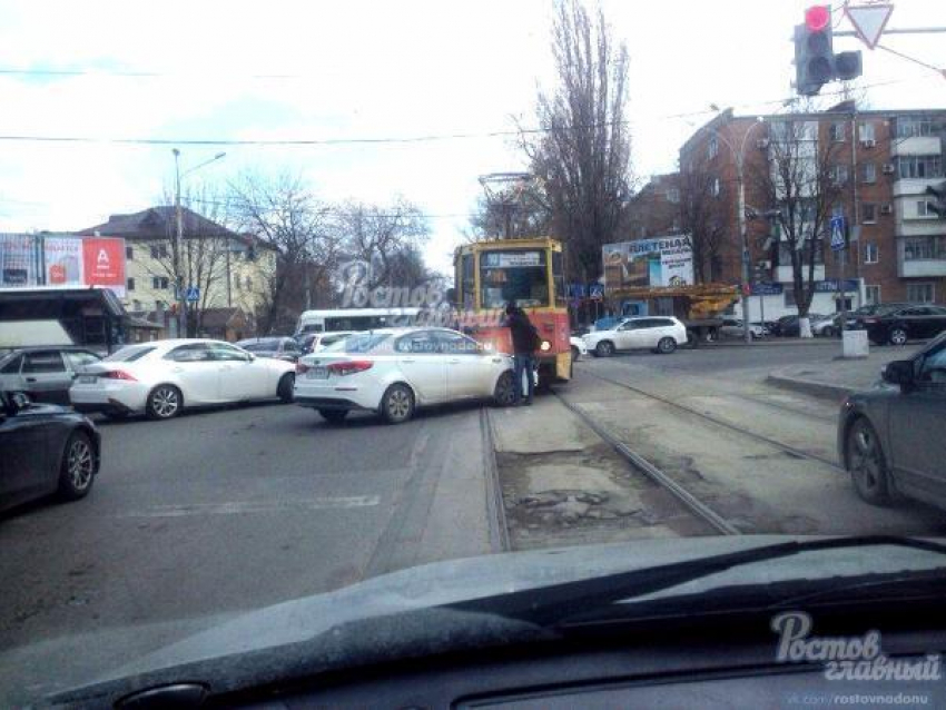 В центре Ростова иномарка протаранила трамвай