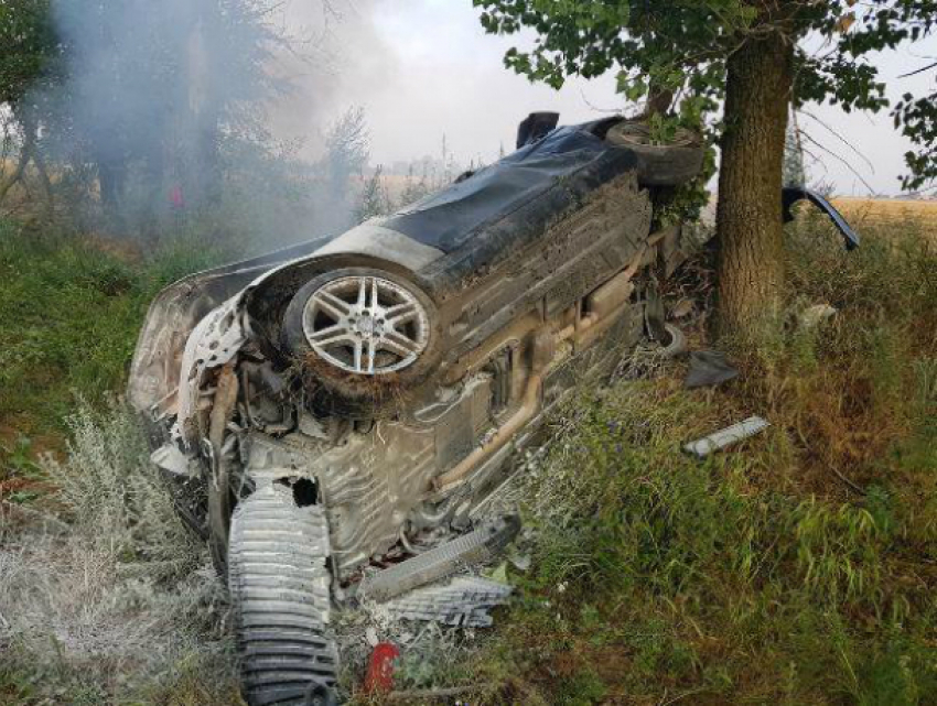 Мужчину со сломанной спиной вытащили из горящего Mercedes после лобового ДТП на ростовской трассе