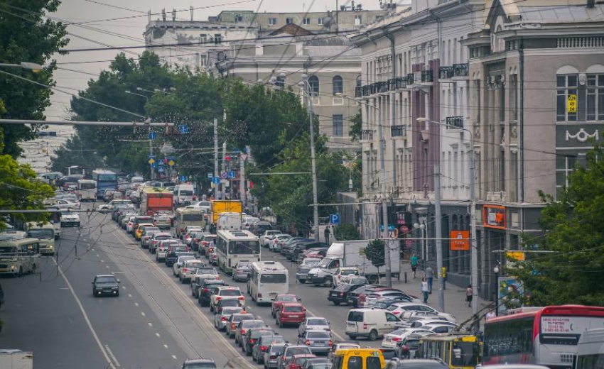 Трасса М4 в Ростовской области вся красная. Пробка 35 км