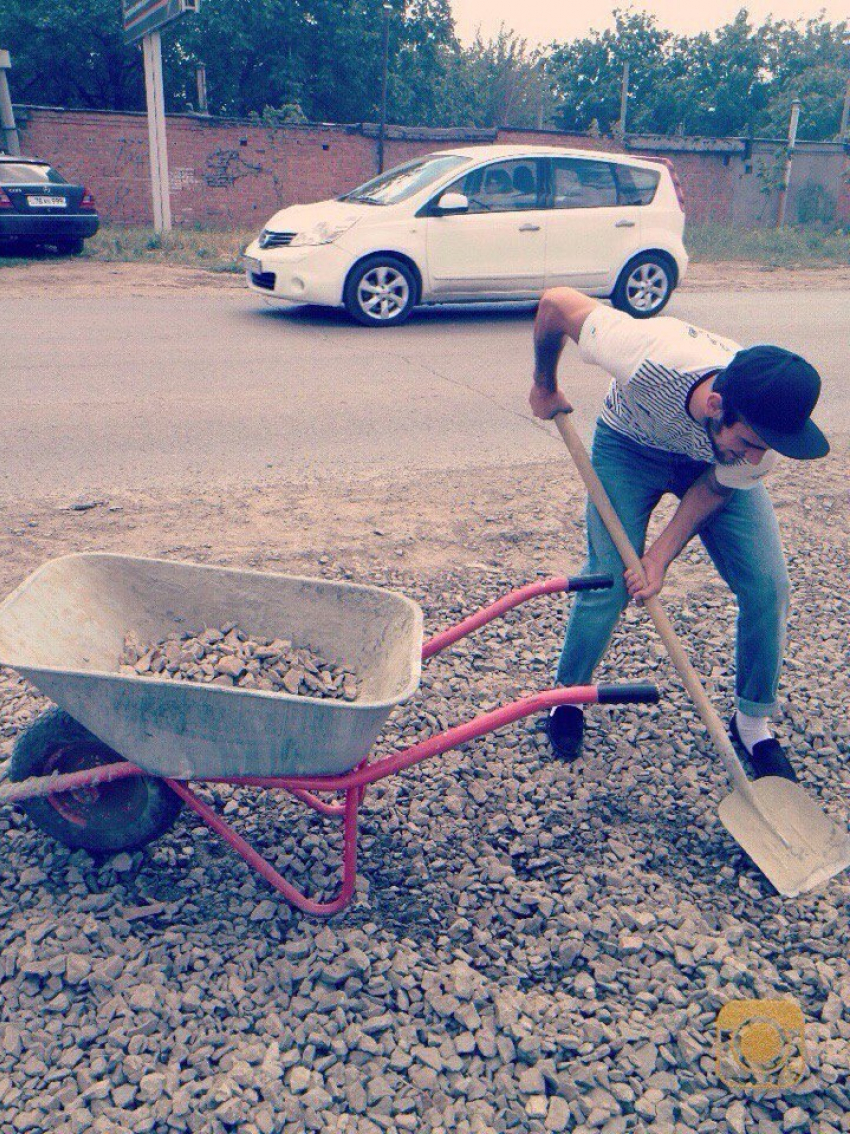 Житель Таганрога решил сам залатать дорогу 