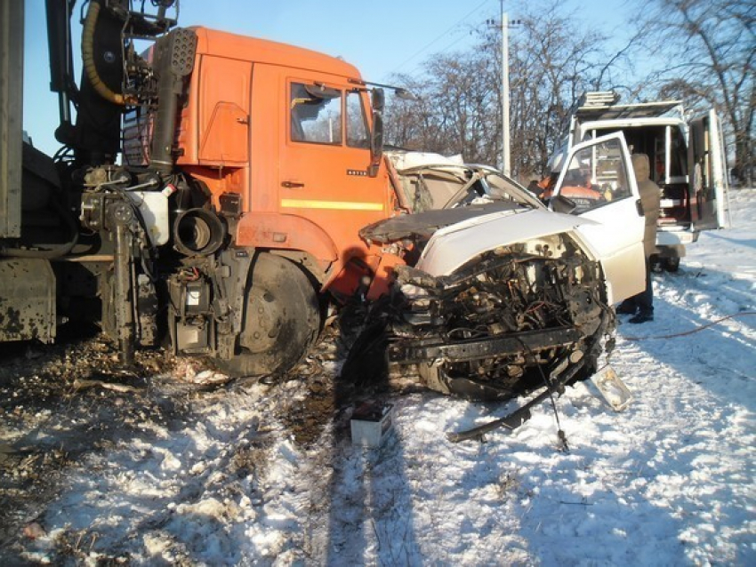 В Мясниковском районе Volkswagen лоб в лоб столкнулся с КамАЗом: погибла пассажирка