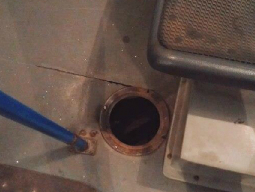 Загадочная «Черная дыра» в ростовском автобусе приковала к себе внимание горожан