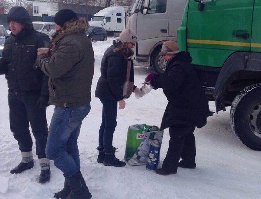 В Ростове мама с дочкой организовали полевую кухню для замерзающих дальнобойщиков