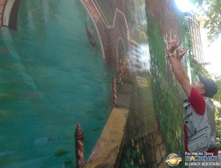Ростовский художник Игорь Мололкин расписал 70-метровую стену видами Венеции