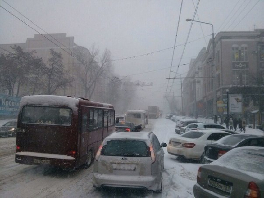 Из-за предстоящего снегопада ростовчан просят не парковать автомобили вдоль дорог 