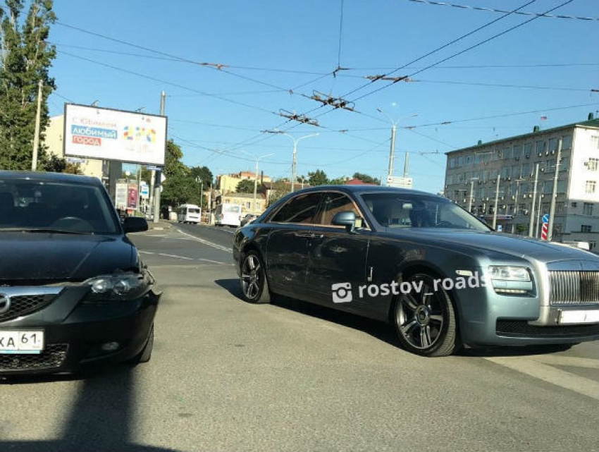 В Ростове на проспекте Стачки столкнулись Mazda и Rolls-Royce