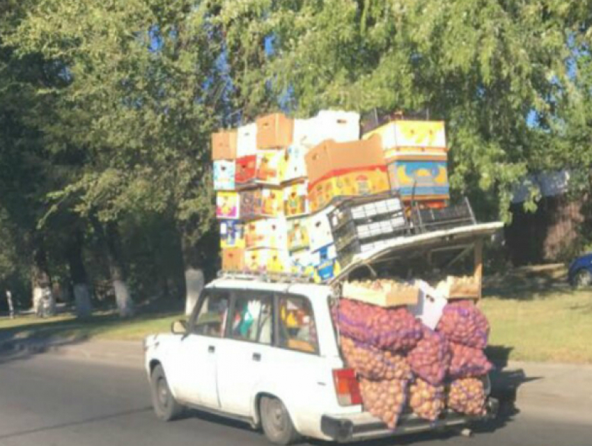 «Просевшие» под непосильной тяжестью легковушки вызвали искреннее уважение у жителей Ростова