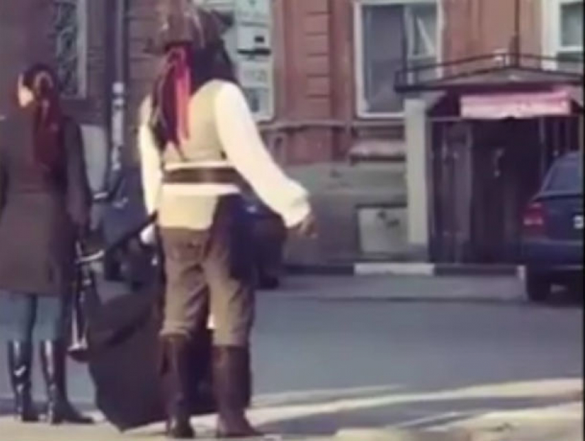 Красавчик-пират Джек Воробей на улице Ростова вызвал дикий восторг у девушек и попал на видео