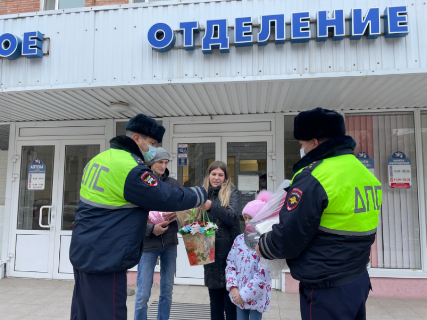 Ростовские полицейские помогли женщине вовремя добраться до роддома