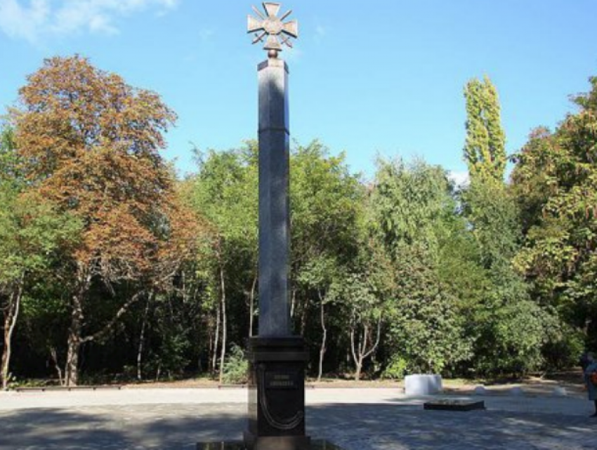 В Ростове приписали эмблему войск Украины памятнику воинам Донбасса