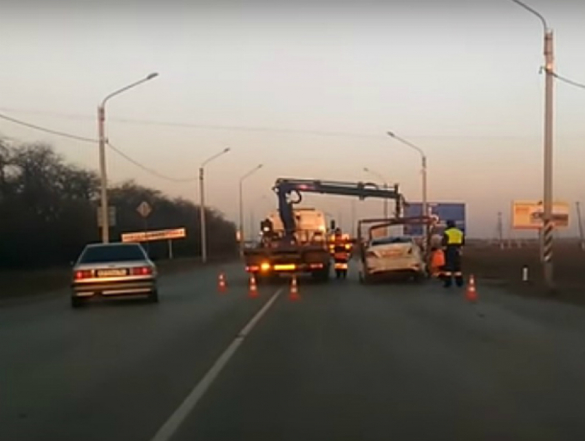 ДТП с иномаркой и такси на трассе в Ростовской области попало на видео