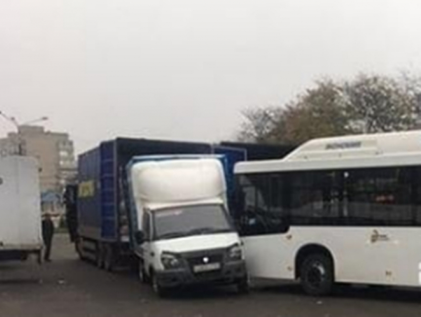 Пассажирский автобус с отказавшими тормозами протаранил «Газель» на дороге Ростова