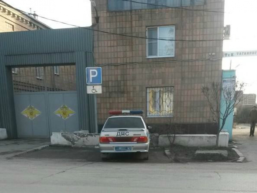 В Таганроге машина ДПС была припаркована под знаком «парковка для инвалидов» 