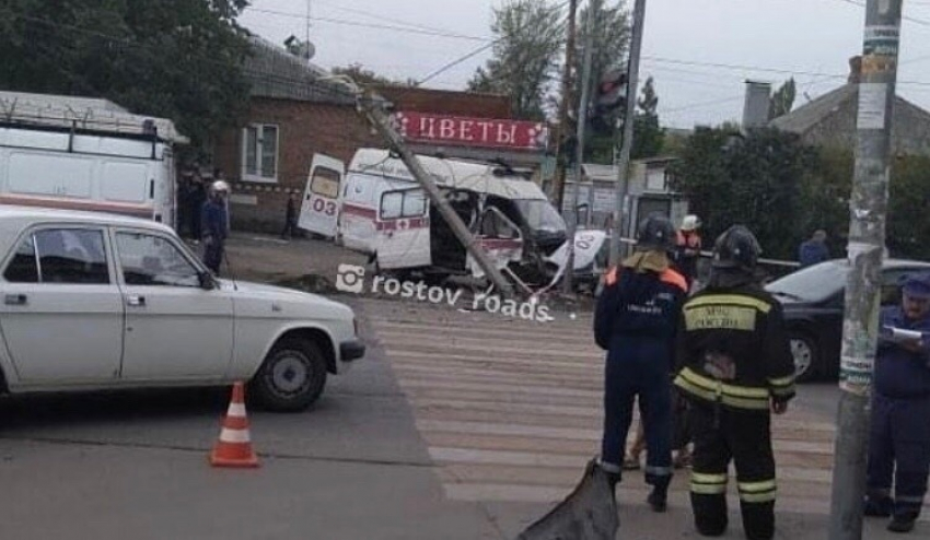 Несколько человек пострадали в ДТП с машиной скорой помощи в Ростове 