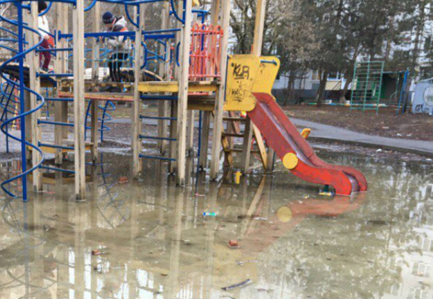 Аквапарк с талой водой во дворе жилого дома развеселил жителей Ростова