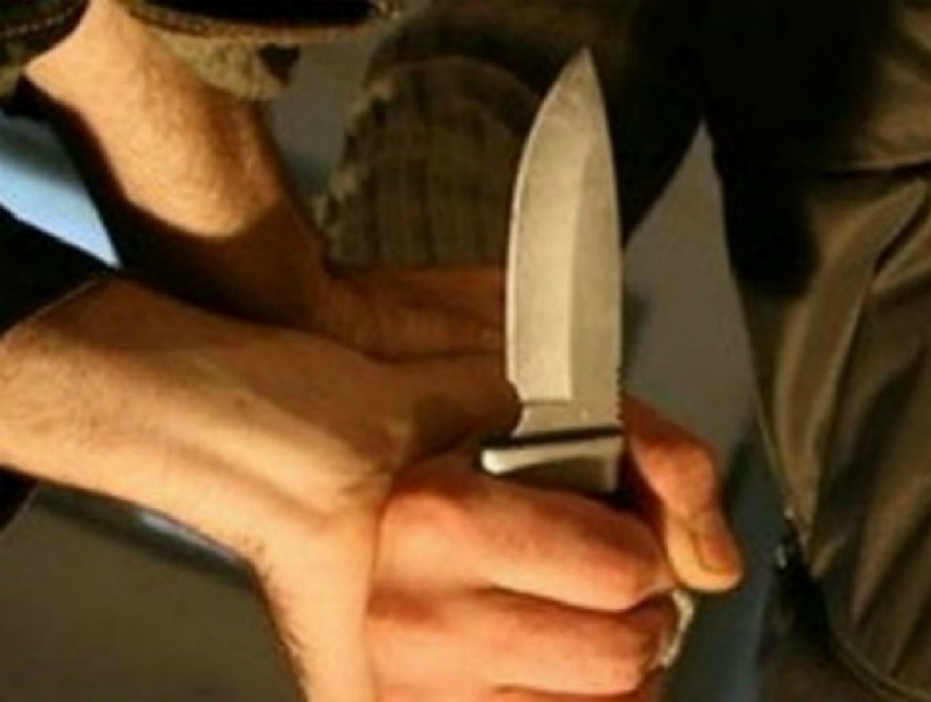Охваченный приступом ярости мужчина ударил ножом в грудь посетителя кафе в Ростовской области