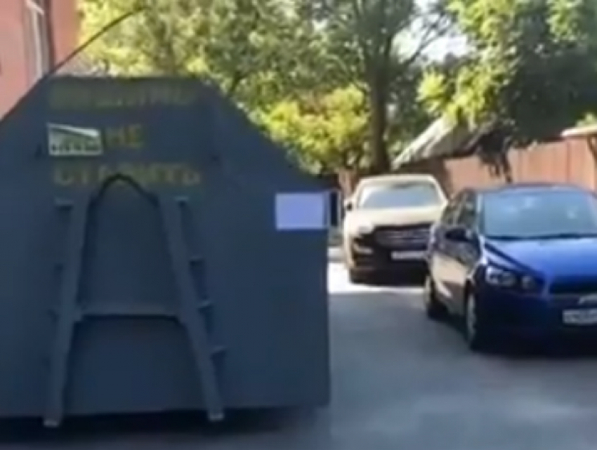 Жестокий ультиматум автомобилистам от суровых мусорщиков во дворе Ростова попал на видео