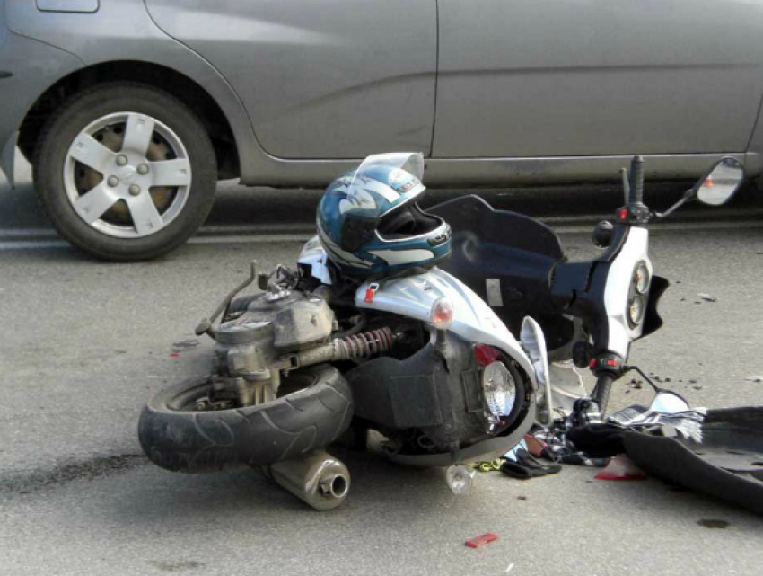 Серьезные травмы в ДТП на трассе под Ростовом получил 15-летний водитель скутера