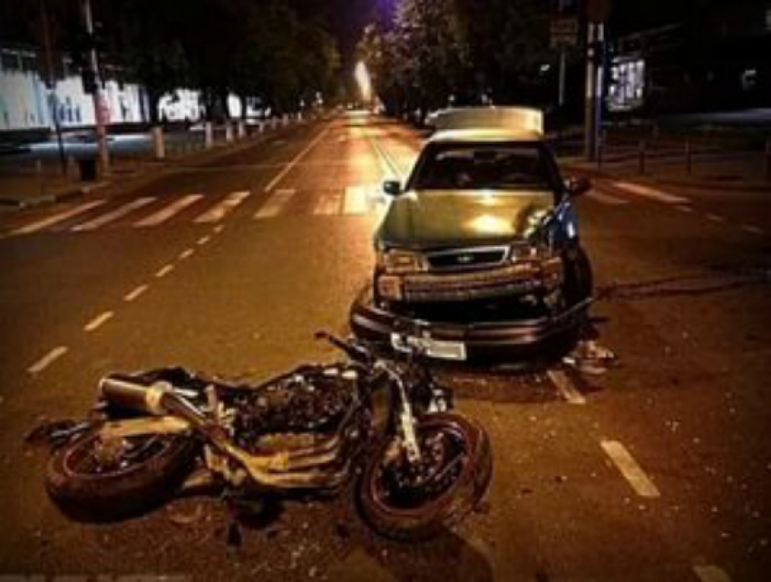 Феноменальная реакция байкера спасла его от смертельного столкновения с иномаркой в Ростовской области