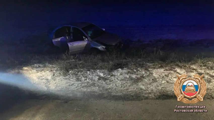 Взрослый и ребенок пострадали в ДТП с опрокидыванием под Ростовом