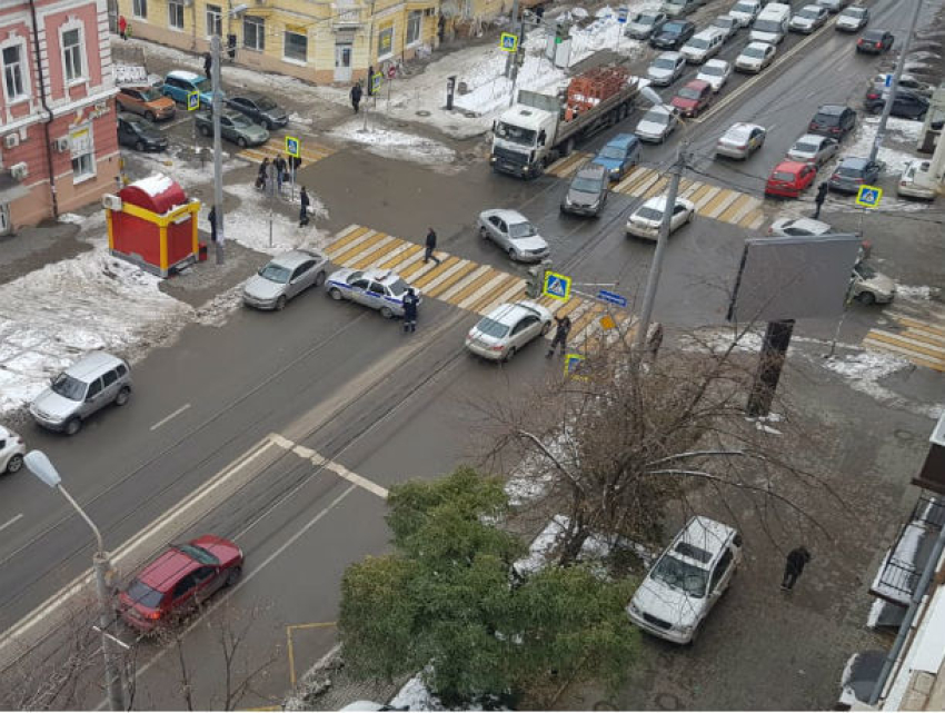 Перекрытая дорога в центре Ростова обрастает слухами