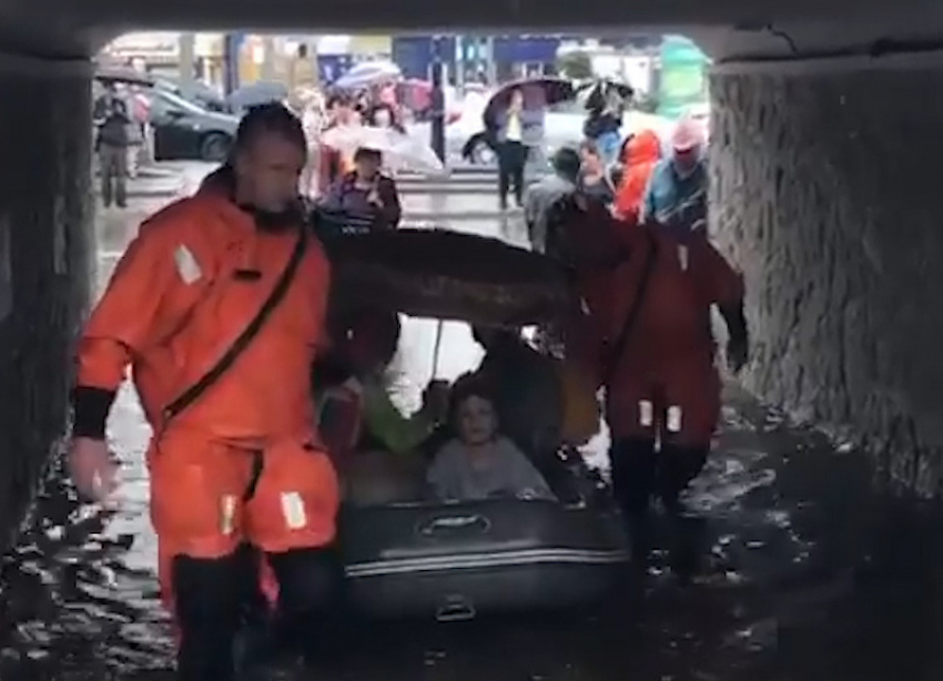 Спасатели МЧС на лодках эвакуируют жителей Ростова