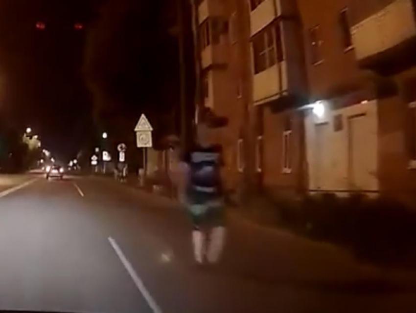 Успевший «вовремя сохраниться» призрачный пешеход шокировал ростовского автолюбителя на видео