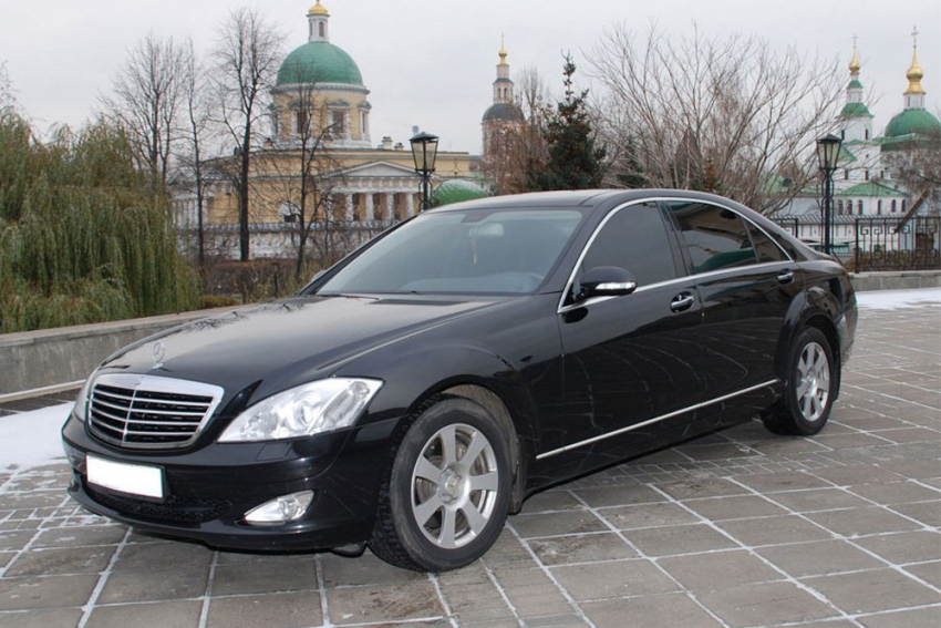 На Дону Mercedes премиум класса украли с автомойки