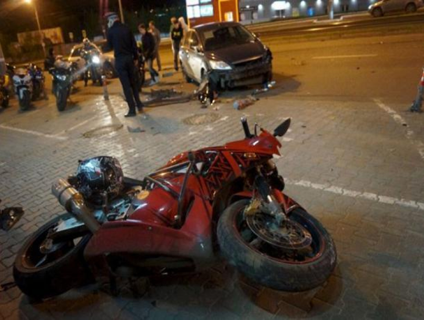 Мотоциклист проломил себе череп, влетев на скорости в иномарку в Ростове