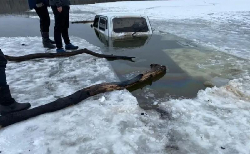 Два автомобиля в Ростовской области ушли под лед 