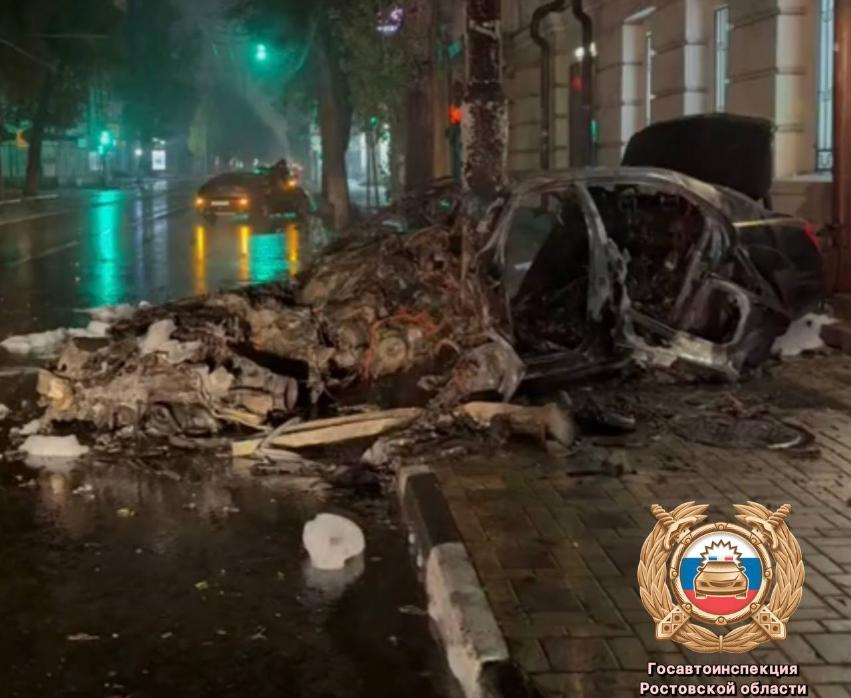 В Ростове ночью загорелся Mercedes после столкновения с опорой ЛЭП