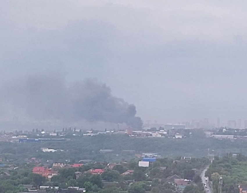 В Ростове-на-Дону на Вавилова загорелся склад с пряжей