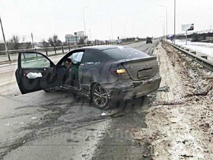 Пьяный автослесарь разбил угнанную у клиента иномарку об отбойник на трассе под Ростовом