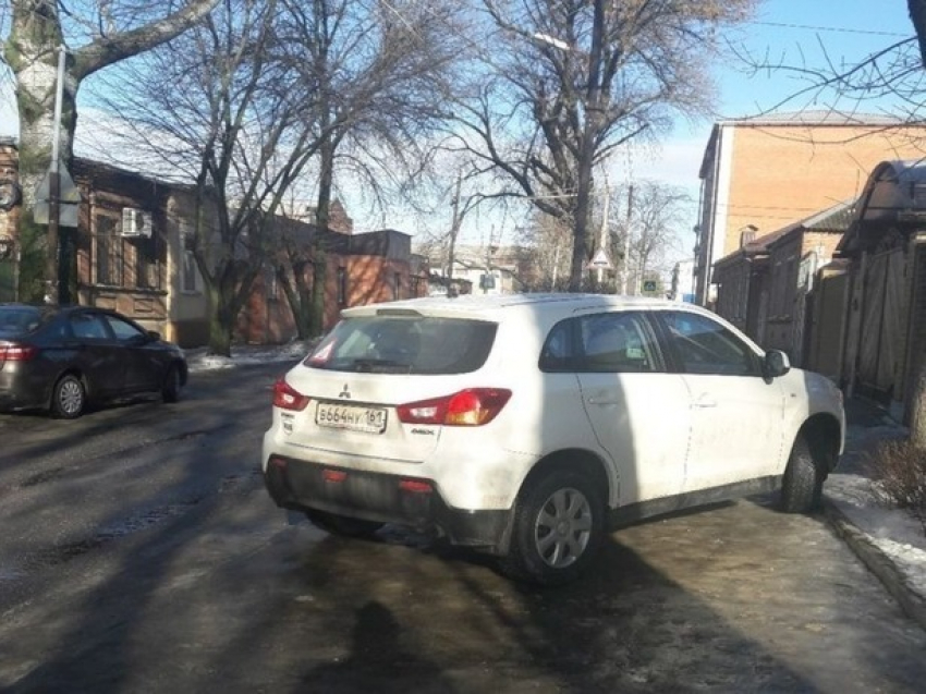 Нахальные иномарки у детского сада в Ростове довели родителей дошколят до «белого каления"